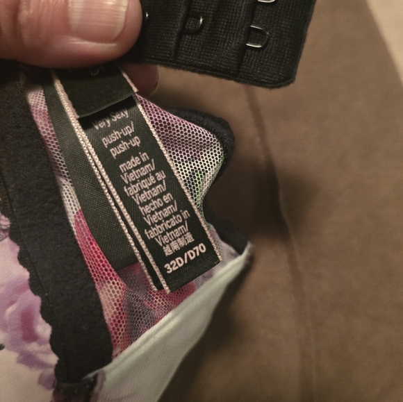 Victoria secret bras size 32D new - Picture 2 of 7